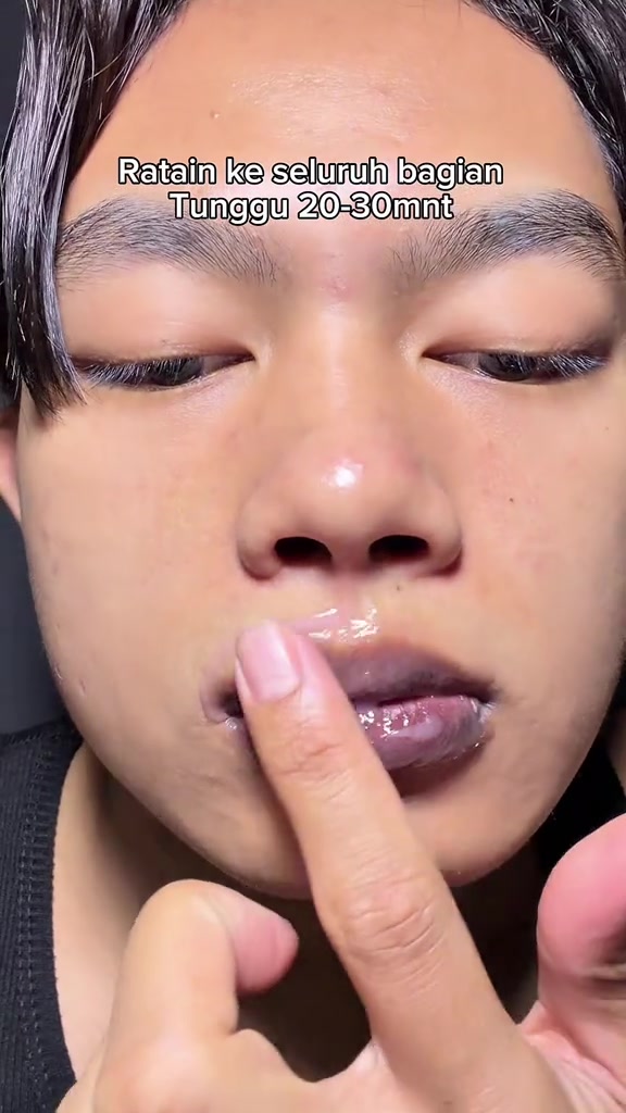 Jari meratakan gel peel-off lip mask ke seluruh permukaan bibir sebelum didiamkan