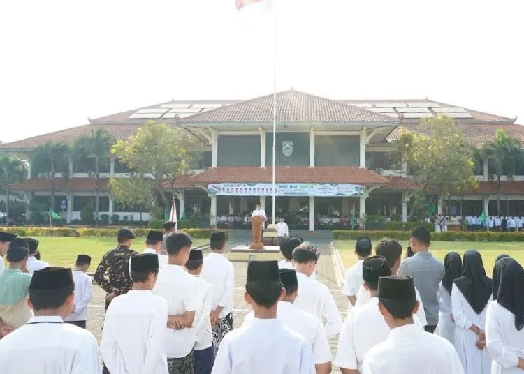 Santri Menguatkan Iman, Menguasai Teknologi, dan Mandiri