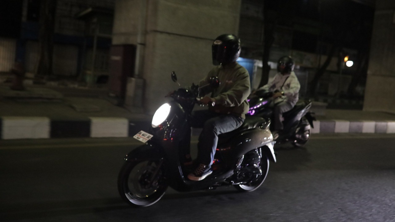 Lampu dari Arah Berlawanan Menyilaukan? Cara Aman Berkendara Malam
