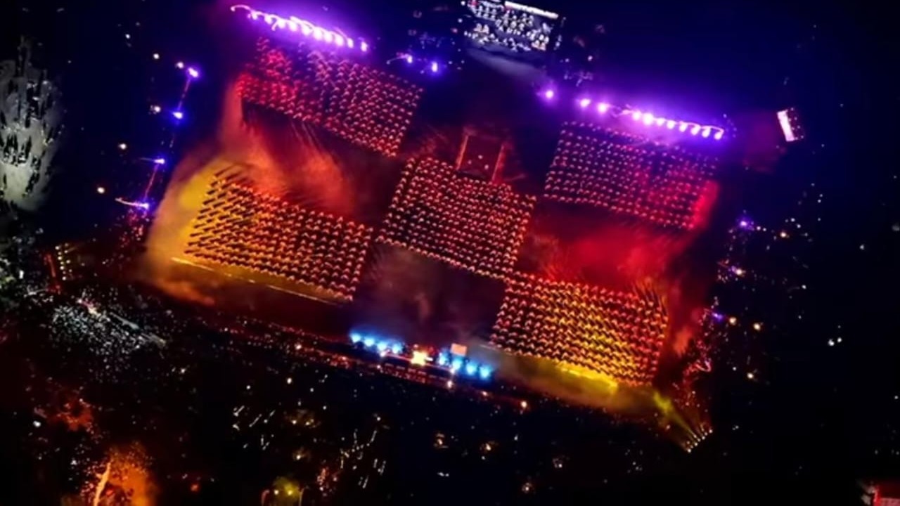 Gandrung Sewu: Tradisi Osing Berpadu Glow in the Dark