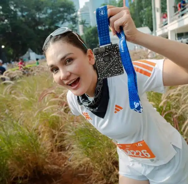 Momen Manis Luna Maya, Maxime Bouttier, dan Selebriti di Garis Finish Jakarta Running Festival