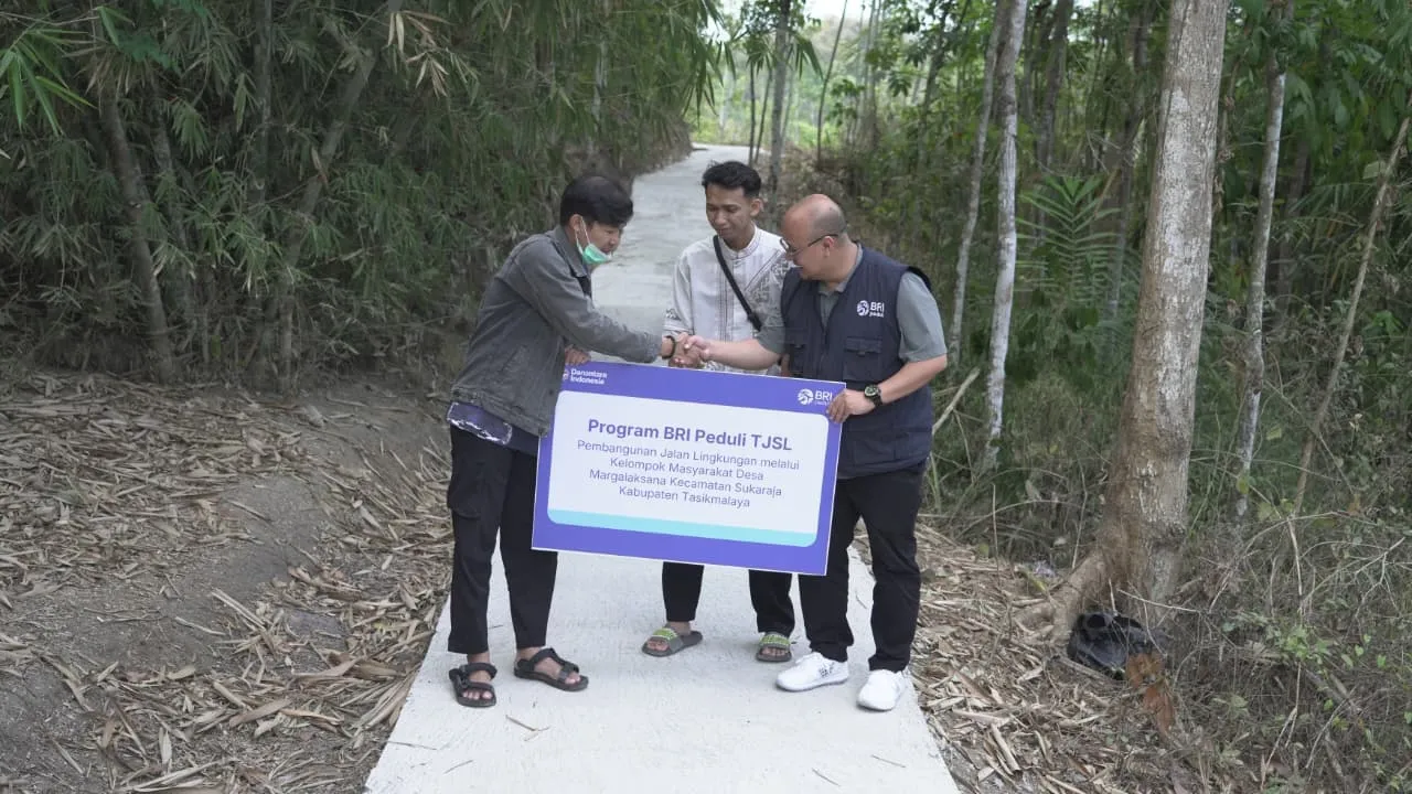 Jalan Beton Membuka Akses Warga di Tasikmalaya