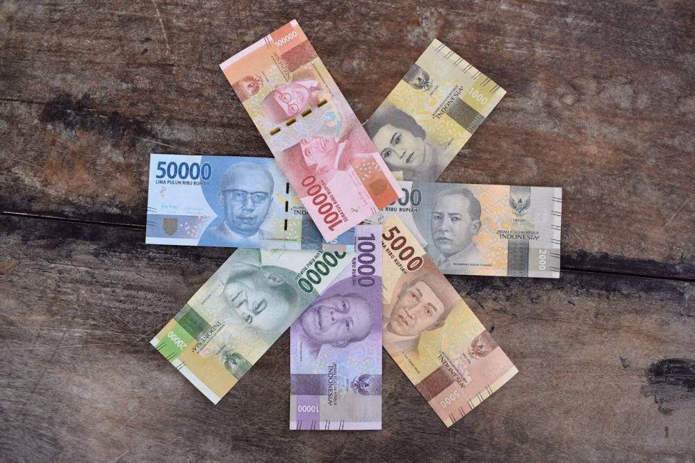 Rupiah Tembus Rp18.000 per Dolar: Siapa yang Paling Tertekan?