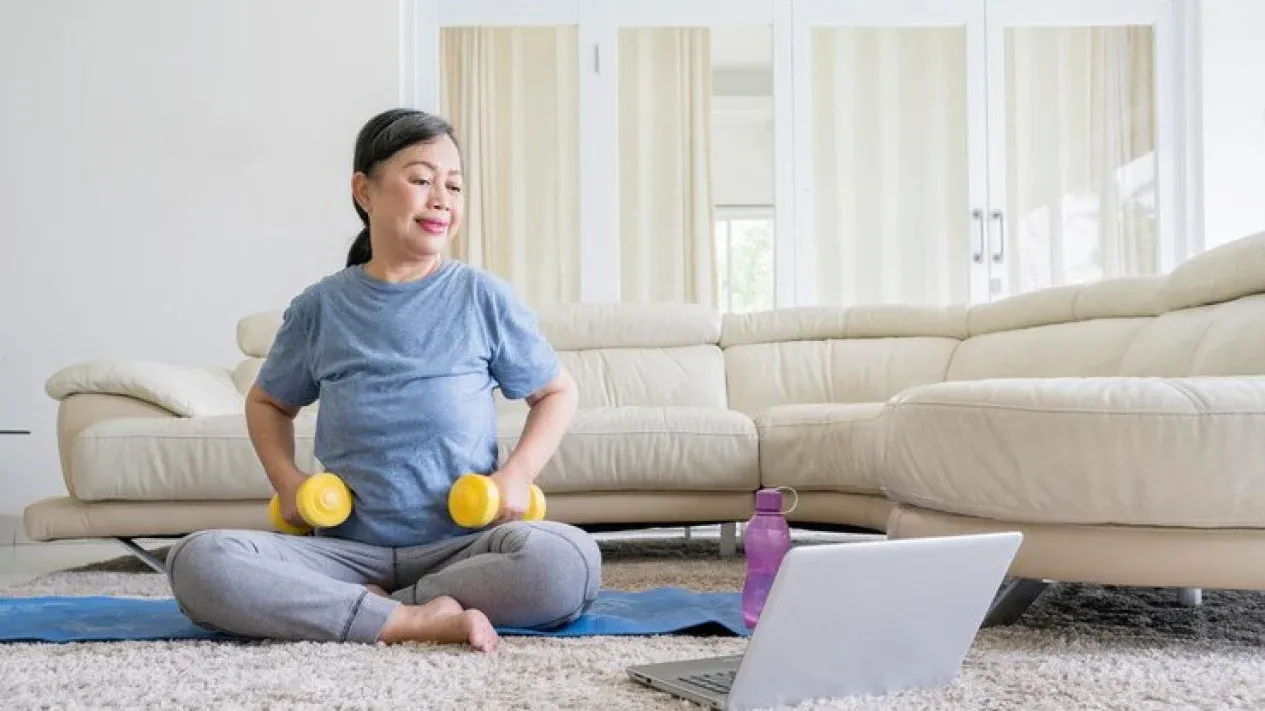 Senam Somatik untuk Menopause: Menjaga Mobilitas dan Emosi Lewat Gerakan Perlahan