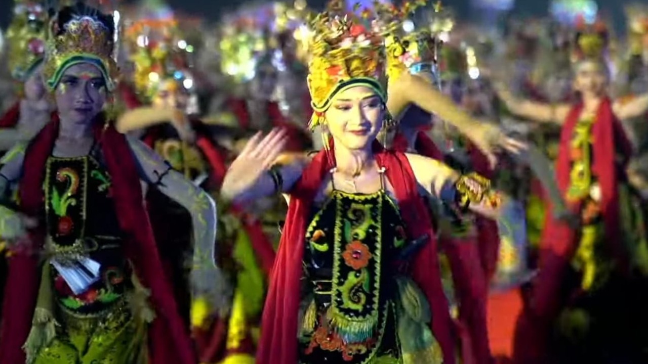 Gandrung Sewu: Tradisi Osing Berpadu Glow in the Dark