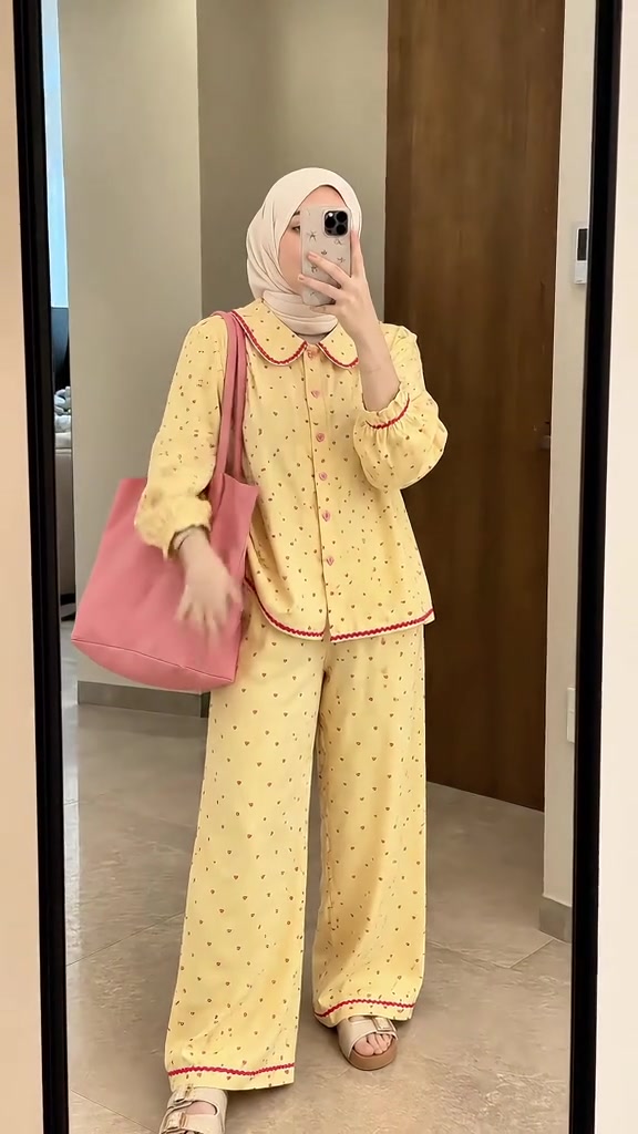 Piyama Satin Jadi Outfit Keluar Rumah, asal Pilih dan Stylingnya Benar