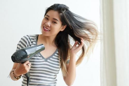 Teknik Mengeringkan Rambut yang Tepat Sesuai Jenis dan Tekstur