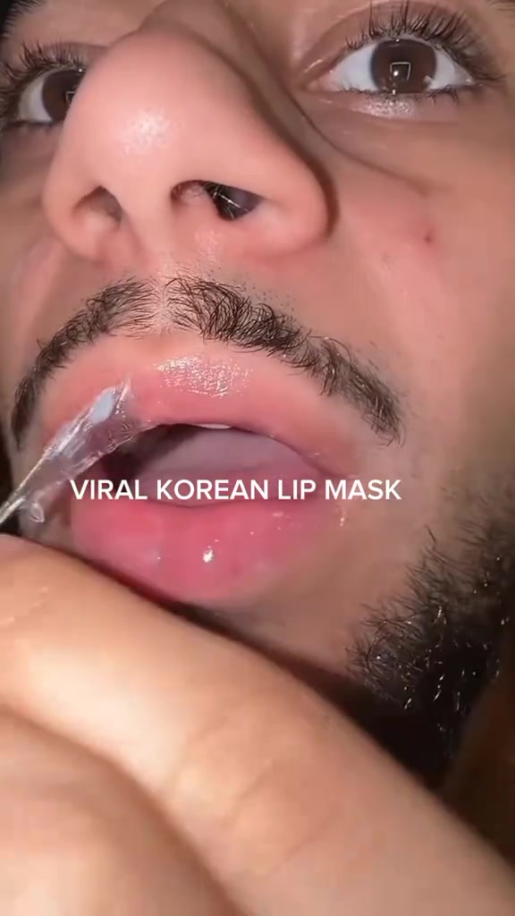 Close-up bibir saat lapisan tipis peel-off lip mask transparan dikelupas dari permukaan bibir