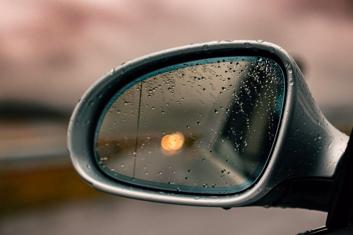 Spion Mobil Berembun dan Basah Hujan: Cara Menjaga Pandangan