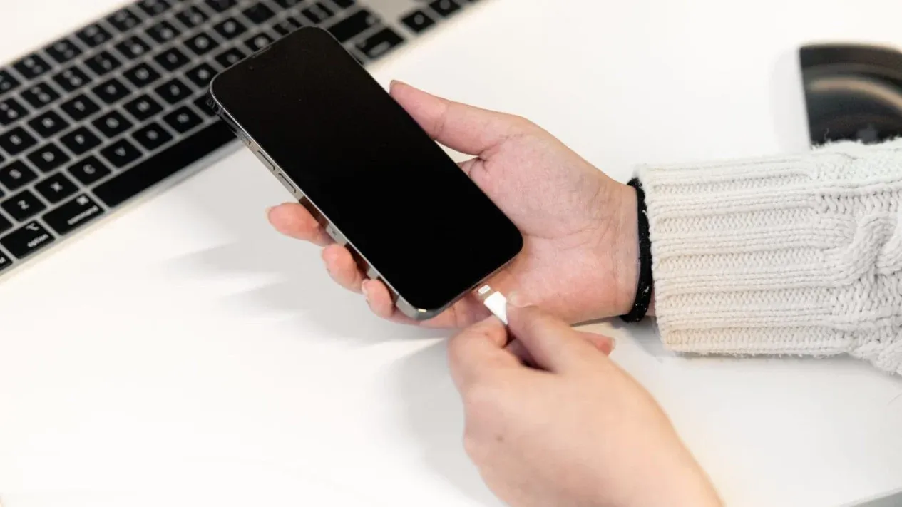 HP Panas Saat Dicas? 6 Penyebab Utama dan Cara Aman Mengatasinya