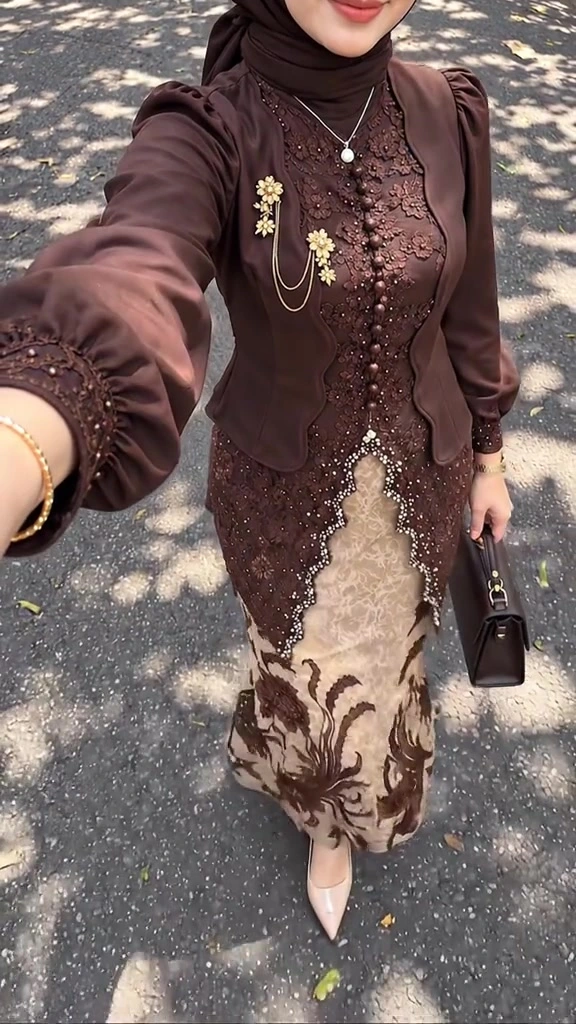 Kebaya Modern Lagi Rame-Ramenya, Ini Cara Aku Pilih Cutting dan Pairingnya
