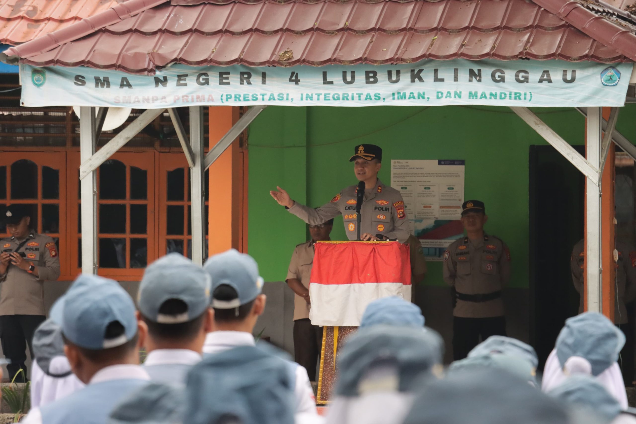 Polisi Masuk Sekolah: Disiplin dan Dorongan untuk Berprestasi