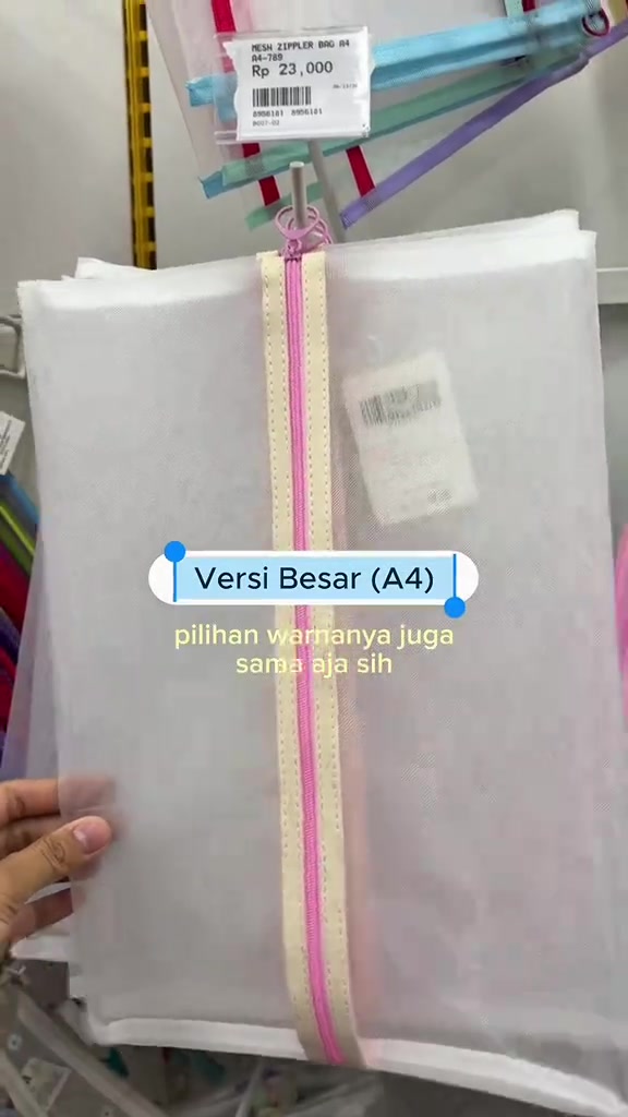 Pouch dokumen ukuran A4 diperlihatkan di rak alat tulis