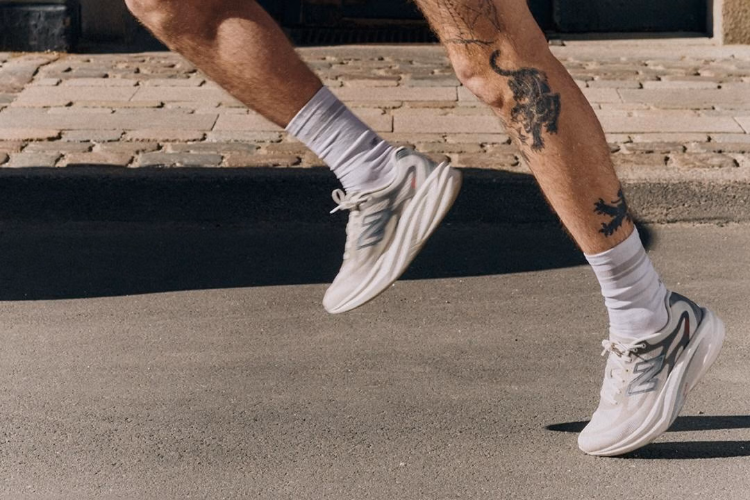 Sepatu Lari Santai vs Sneaker Casual: Mana Paling Nyaman?
