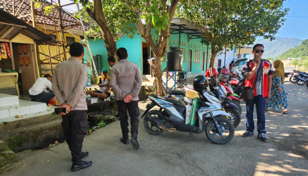Polisi dan Warga Hijaukan Jalan serta Sirkuit