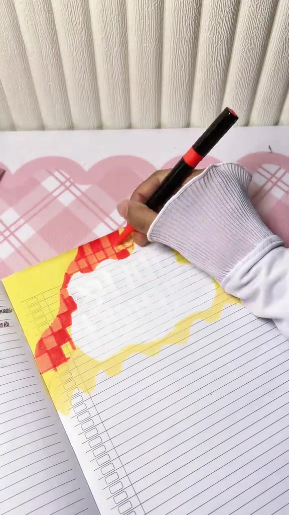 Warna kuning dan jingga mulai membentuk bidang dekoratif di tepi halaman catatan