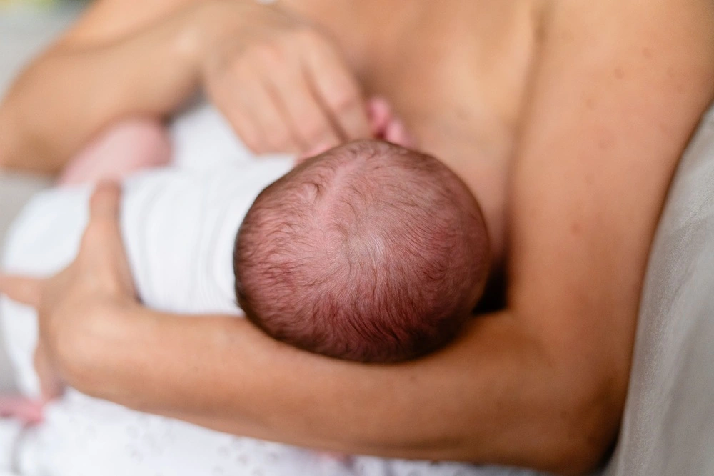 Bayi Sulit Menyusu dan Sering Gumoh: Kapan Perlu Bantuan?