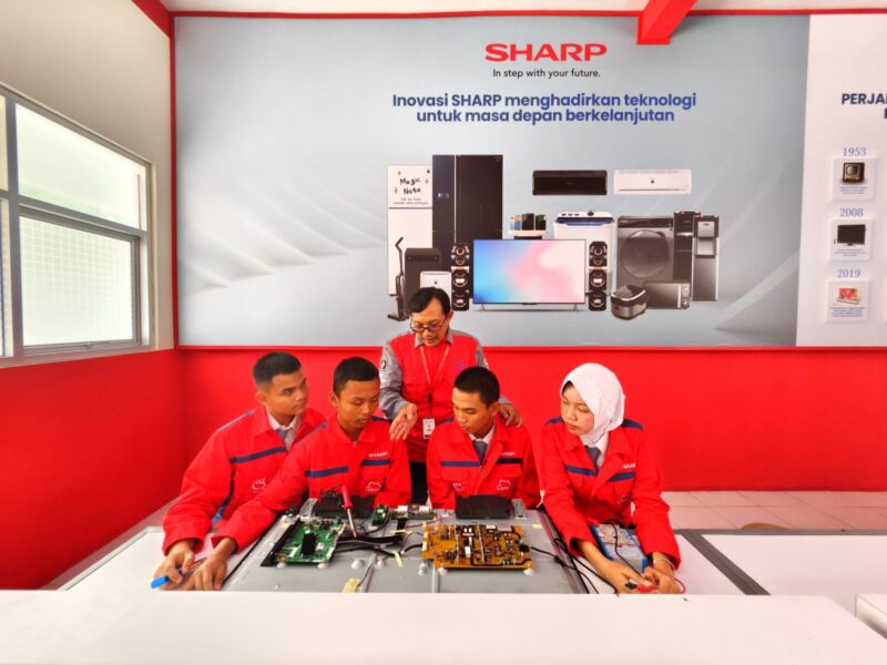 Dari Bangku SMK ke Dunia Kerja: Sharp Class dan Model Kemitraan Industri