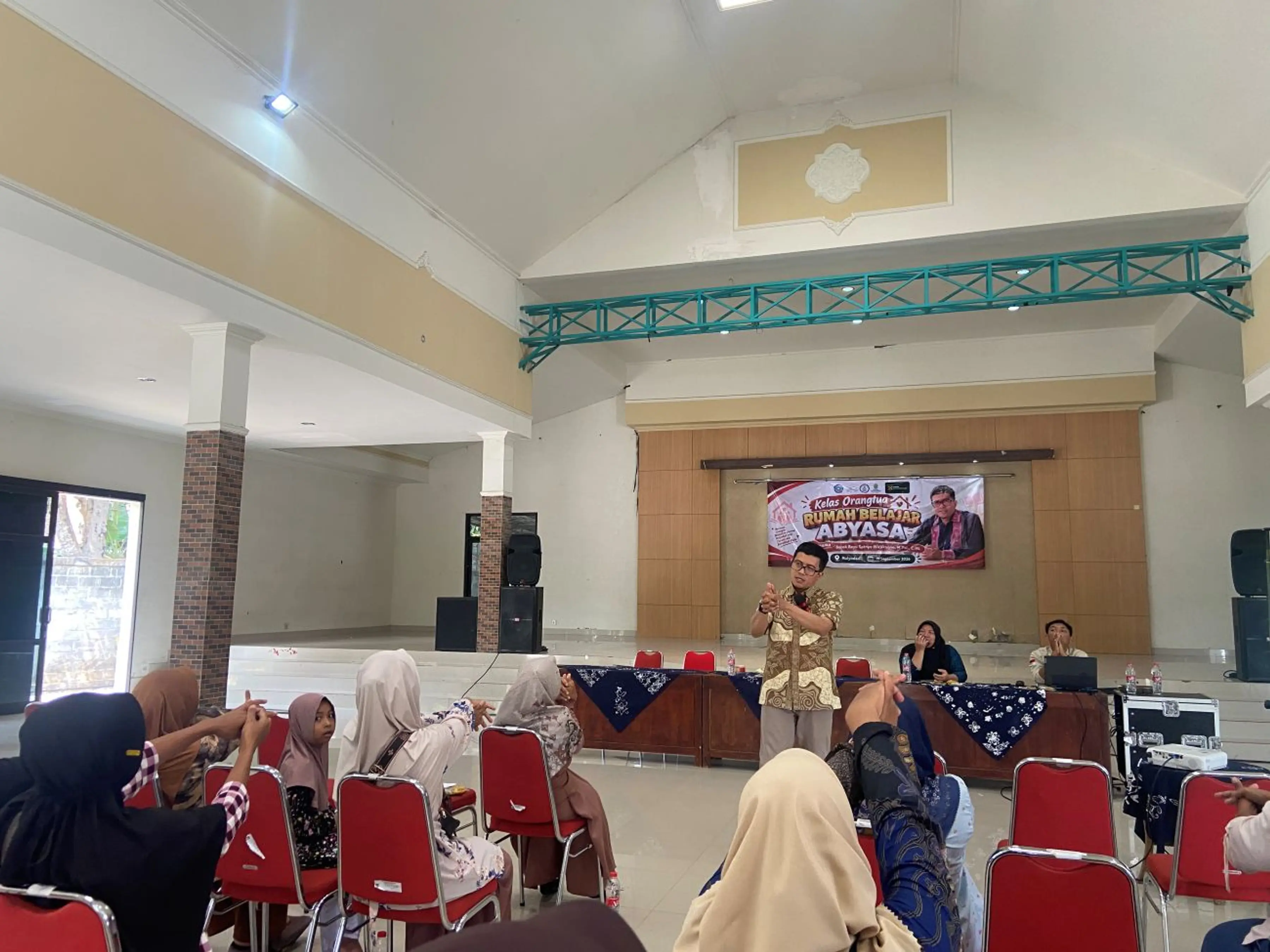Rumah Belajar Gratis dan Sekolah Rakyat: Jalan Sunyi Memutus Rantai Kemiskinan