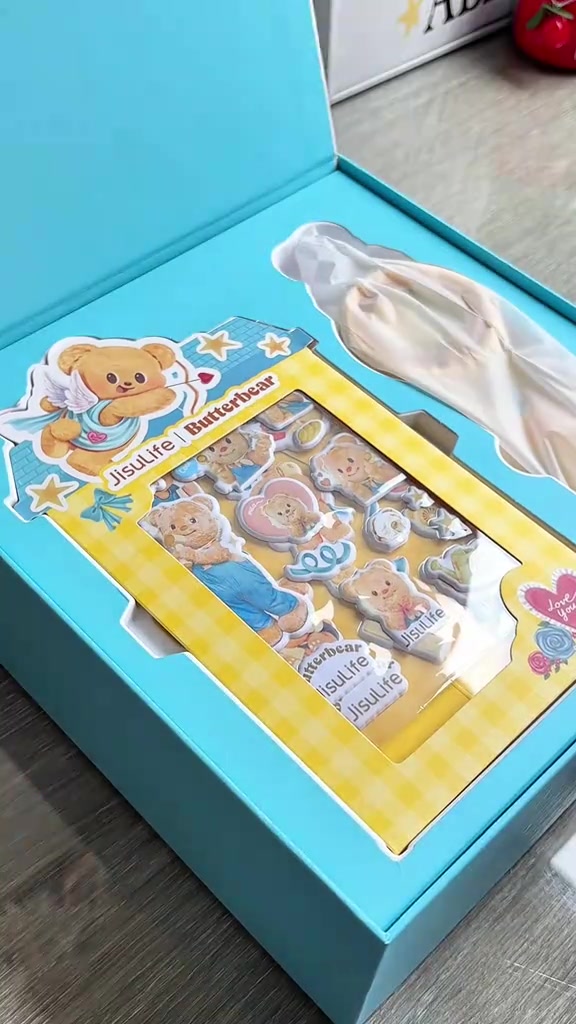 Lembar stiker karakter Butter Bear dan aksesori dalam kotak kipas