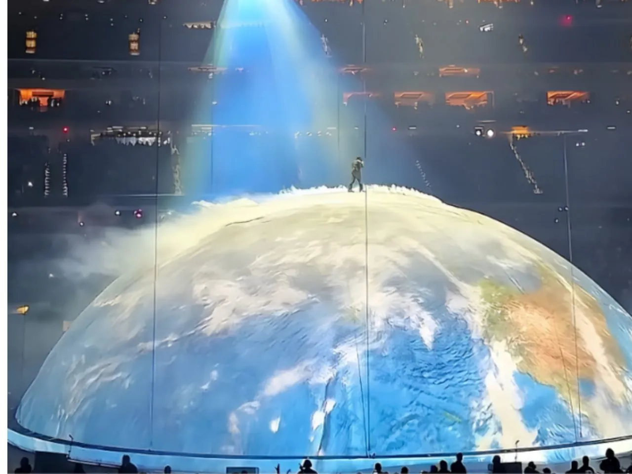 Teknologi Hologram dan Panggung Kubah: Ye Mengguncang Standar Konser Stadion