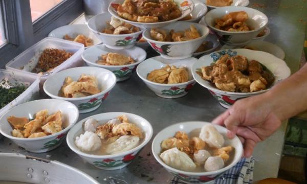 Lima Kuliner Legendaris Bandung yang Masih Ramai Antrian