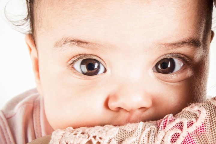 Pusar Menonjol, Lanugo, dan Mata Cekung pada Bayi: Kapan Perlu Khawatir?
