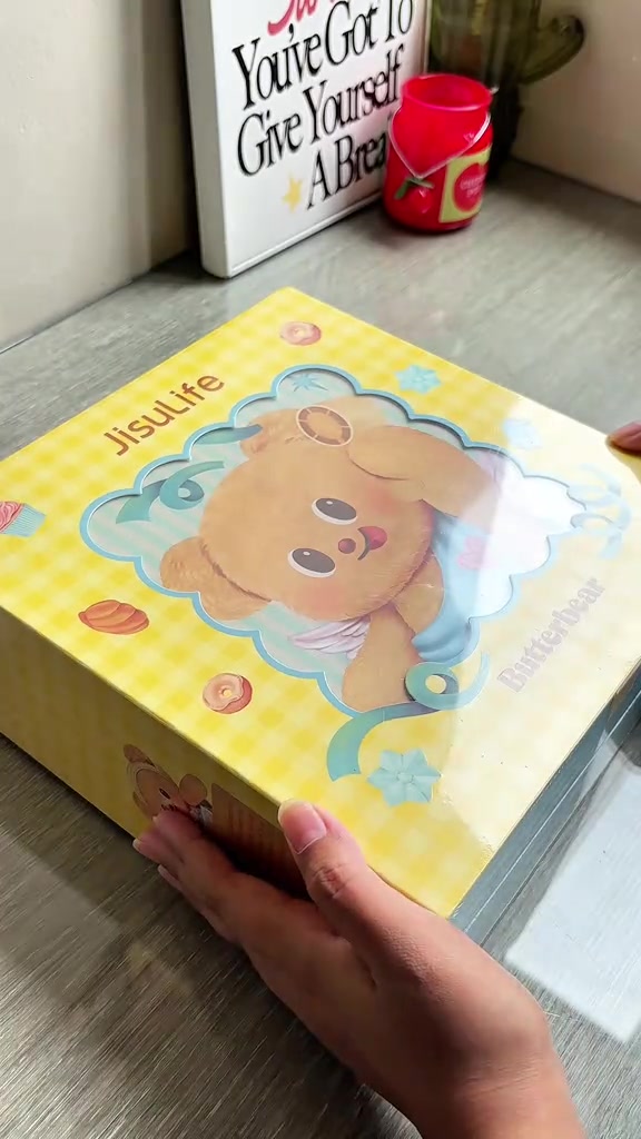 Kemasan kuning JisuLife x Butter Bear dengan ilustrasi karakter beruang
