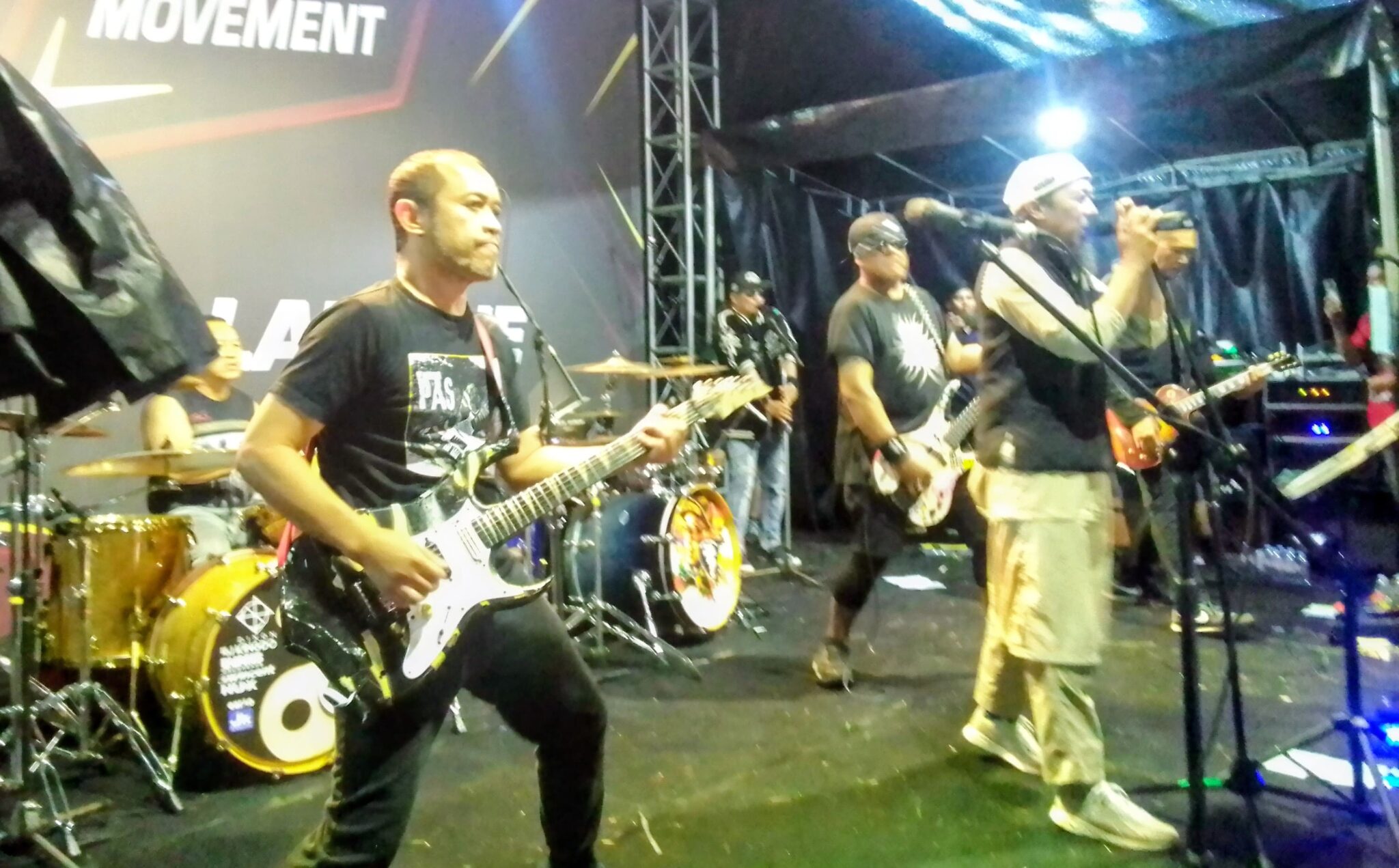 Ribuan Penonton Padati Konser PAS Band di Tenjolaya