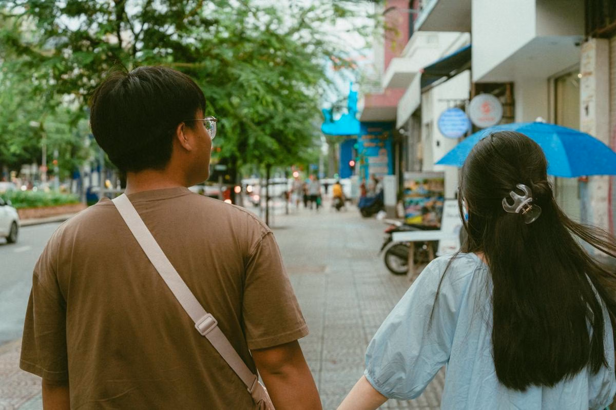Pasangan Jarang Bicara Perasaan? 5 Cara Lain Mereka Menunjukkan Cinta