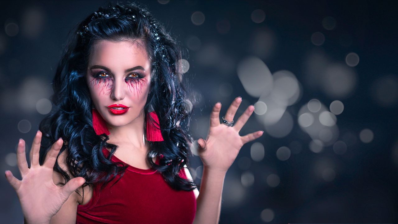 8 Ide Makeup Halloween Simpel dari Seram hingga Glamor