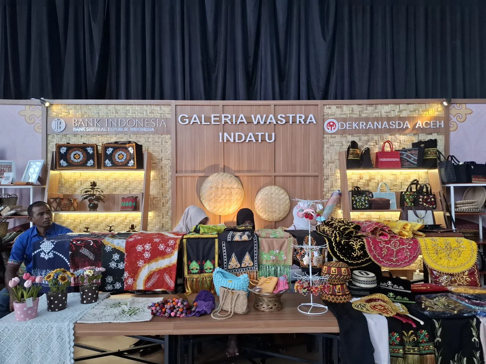 Wastra Tradisional Jadi Tren Busana Modern