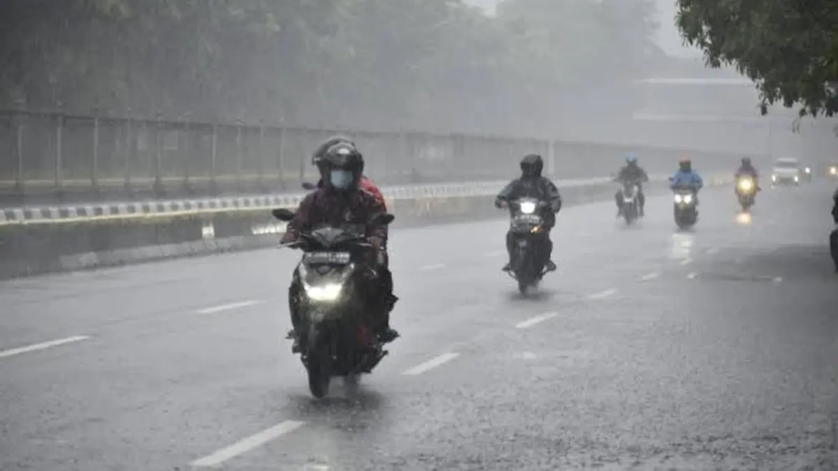 Jalan Licin dan Genangan Air: Panduan Aman Berkendara Motor Saat Hujan