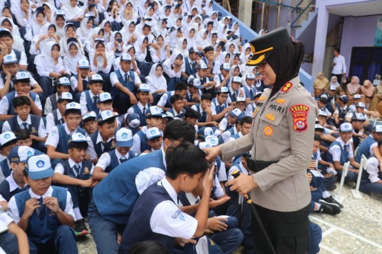 Polisi Masuk Sekolah: Disiplin dan Dorongan untuk Berprestasi