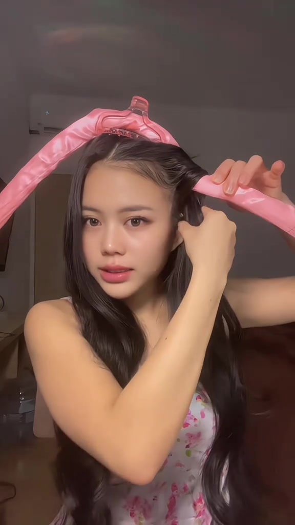 用柔软发带绕住头发,作为不使用卷发棒的造型方法