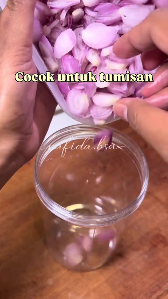 Bawang merah cincang dalam wadah untuk bahan tumisan