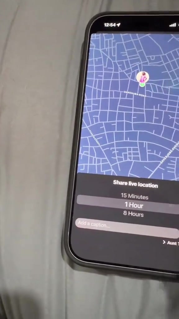 Layar WhatsApp dengan pilihan durasi live location 15 menit, 1 jam, dan 8 jam