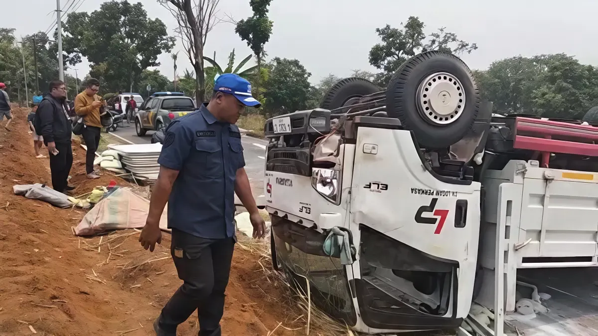 Dua Truk Terguling, Jalan Ditutup dan Arus Dialihkan