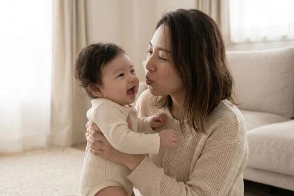 Bayi Suka Menyentuh Wajah Ibu saat Menyusu: Perlukah Diarahkan?