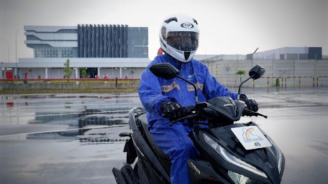 Jalan Licin dan Genangan Air: Panduan Aman Berkendara Motor Saat Hujan
