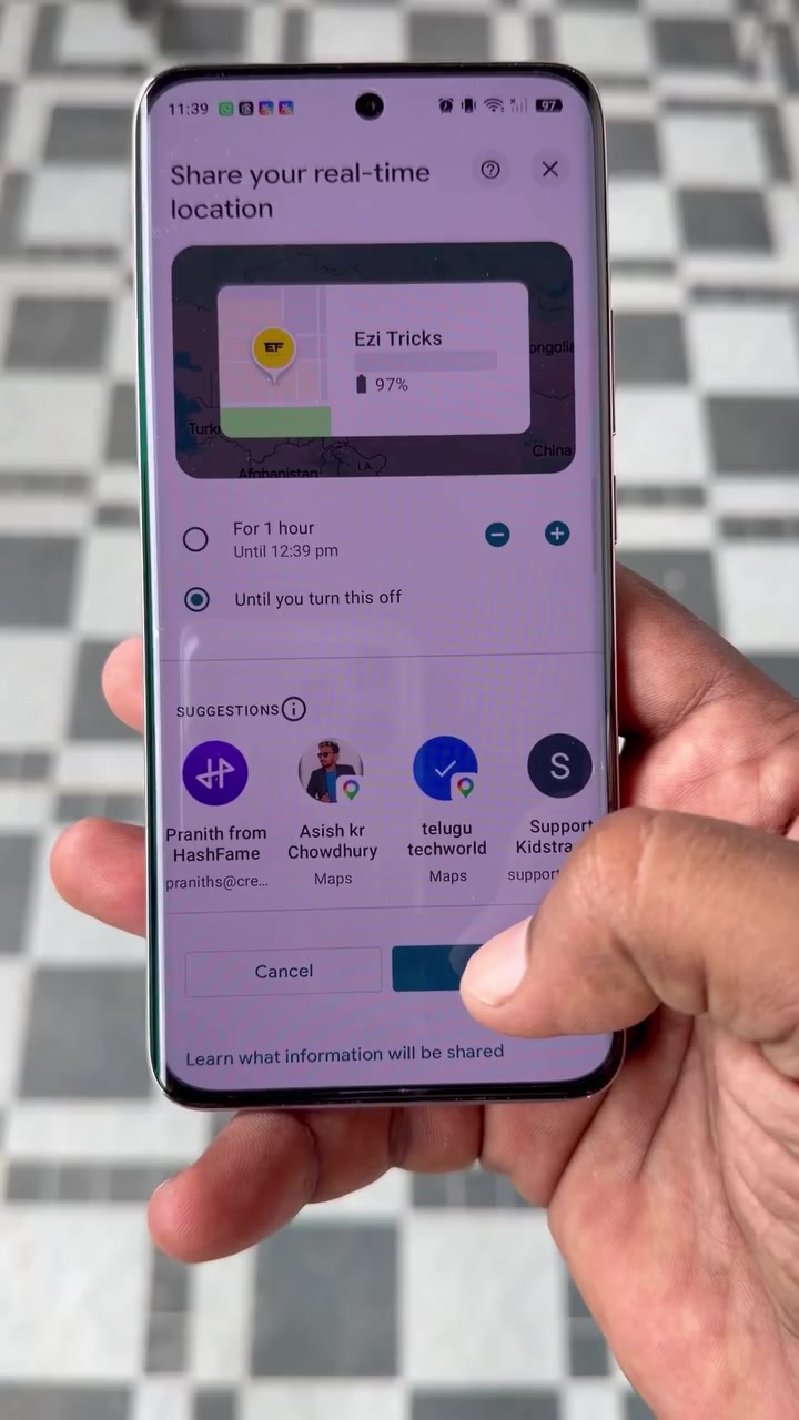 Menu berbagi lokasi real-time Google Maps dengan pilihan durasi satu jam atau sampai dinonaktifkan