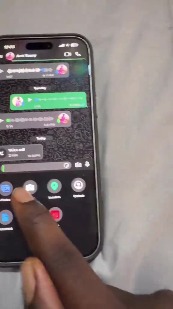 Menu lampiran WhatsApp di layar ponsel dengan pilihan Lokasi