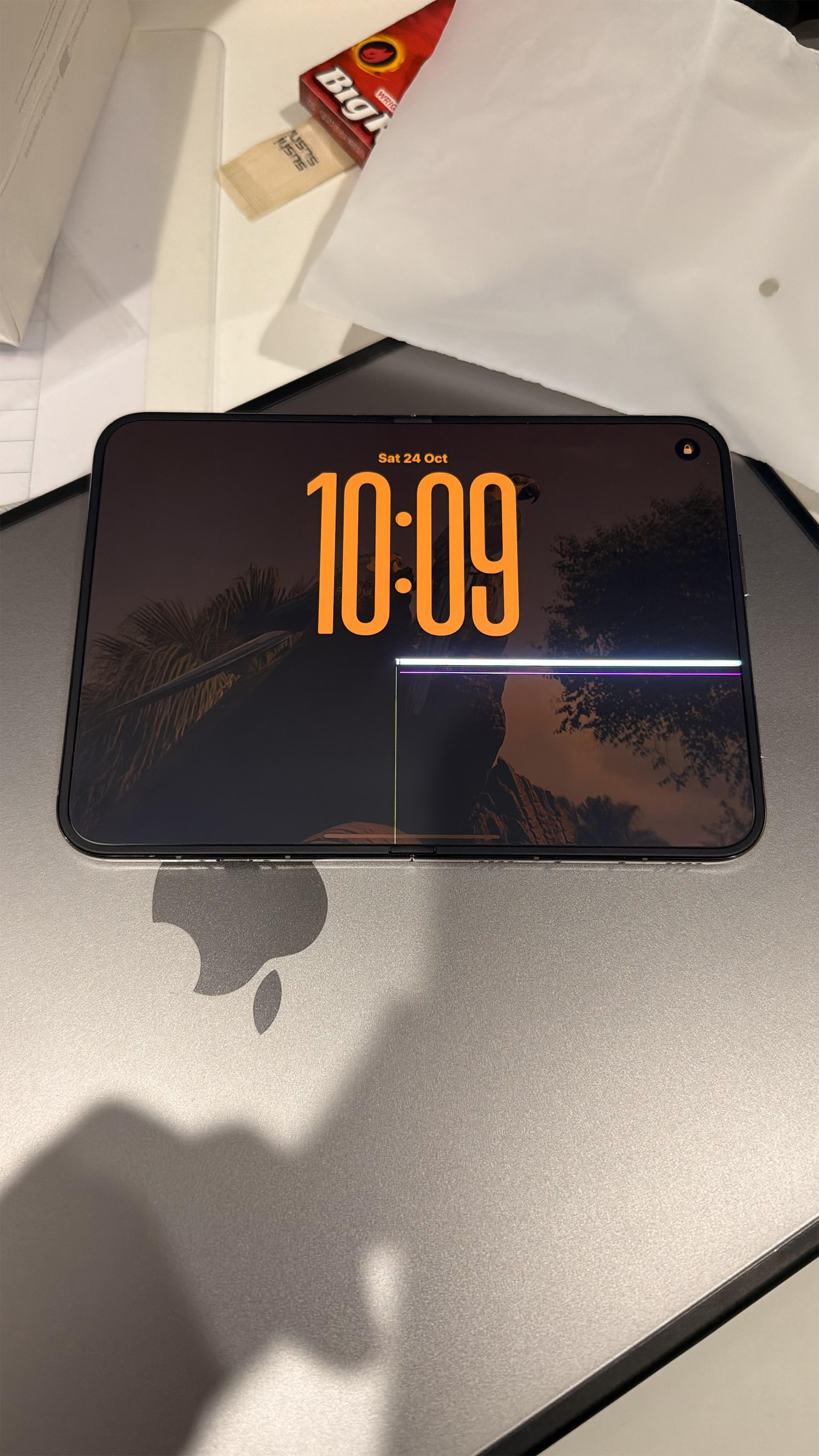 Layar iPhone Duo Retak dalam Tiga Jam, Garansi Ditolak