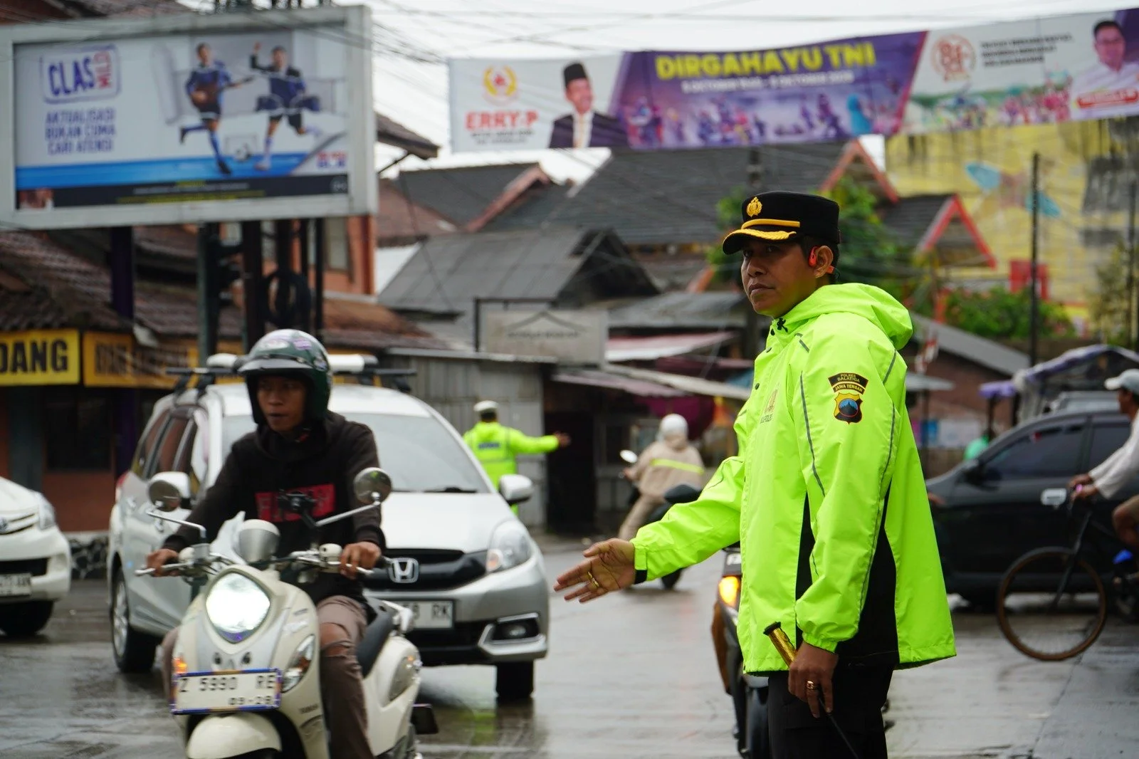 Dua Pendekatan Polisi Menjaga Lalu Lintas Pagi