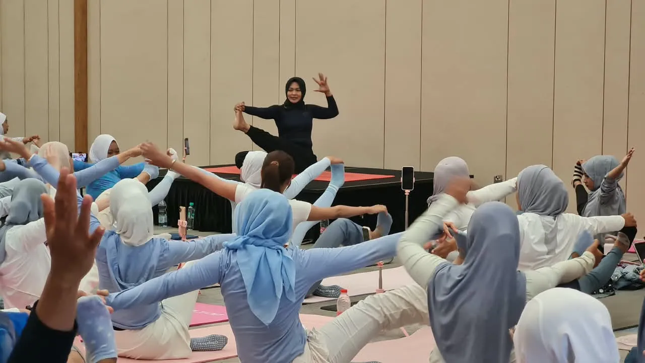 Couple Yoga di Hotel: Fitness dan Kebersamaan dalam Satu Matras