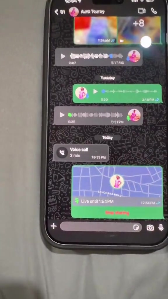 Kartu live location di chat WhatsApp dengan tombol Stop sharing
