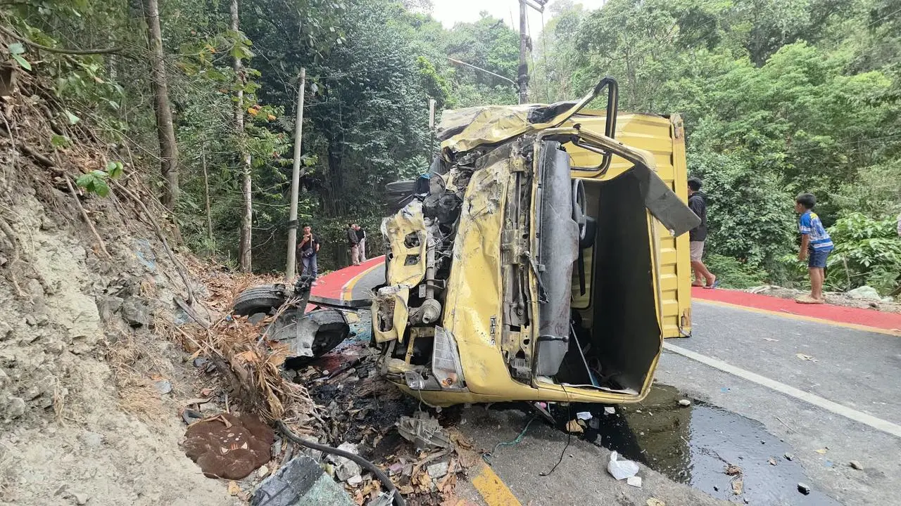 Dua Kecelakaan Truk di Cisarakan: Jalan Tertutup, Sopir Terjepit