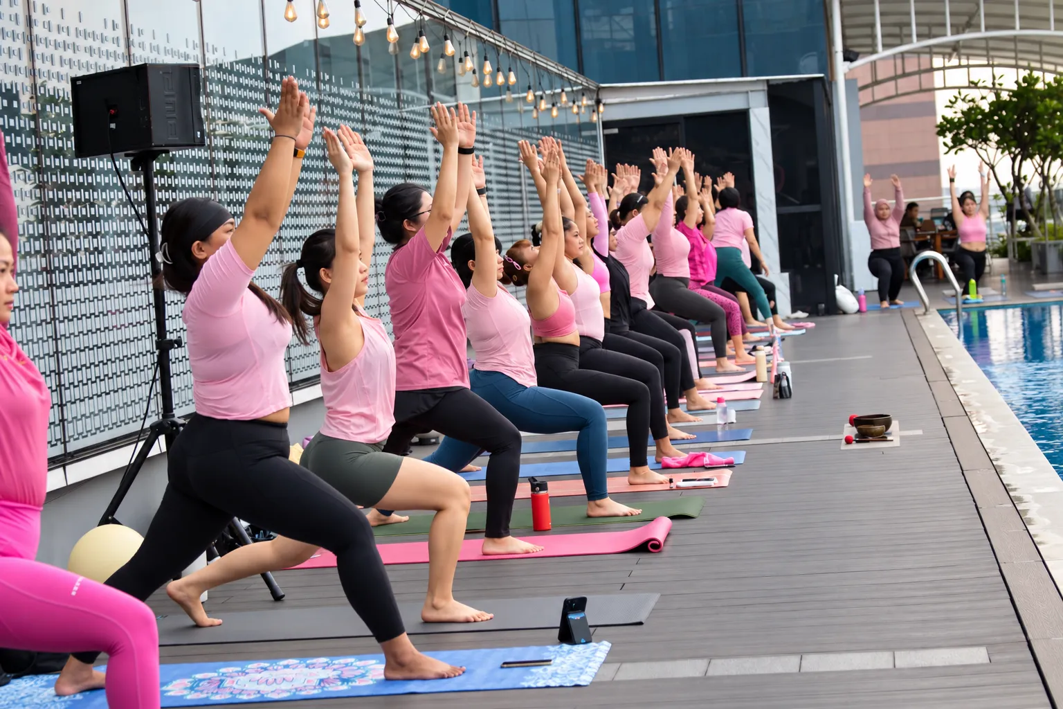 Sunset Yoga Pinktober: Gerak, Relaksasi, dan Kesadaran Kesehatan Payudara