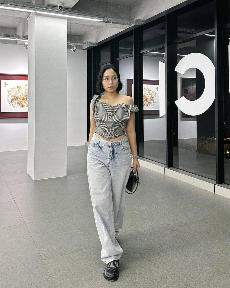 Jeans straight berwarna terang dipasangkan dengan loafers hitam