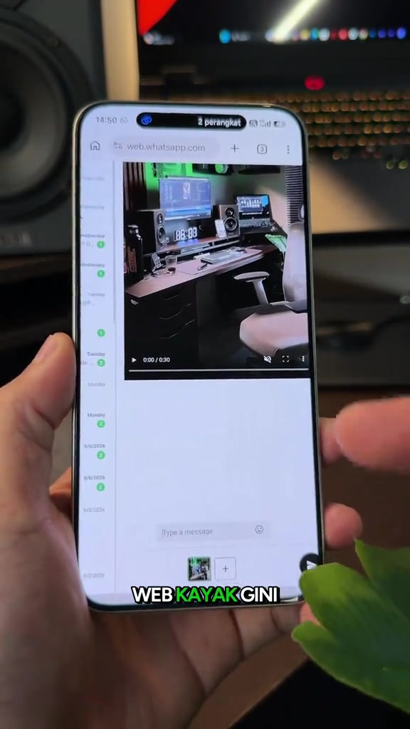 Layar browser membuka WhatsApp Web dengan pratinjau video dan kolom chat.